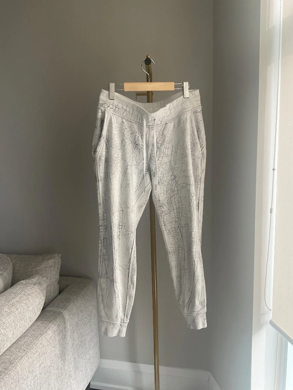 Lululemon Warm Down Jogger Thread Dye White Black - Picture 3 of 4